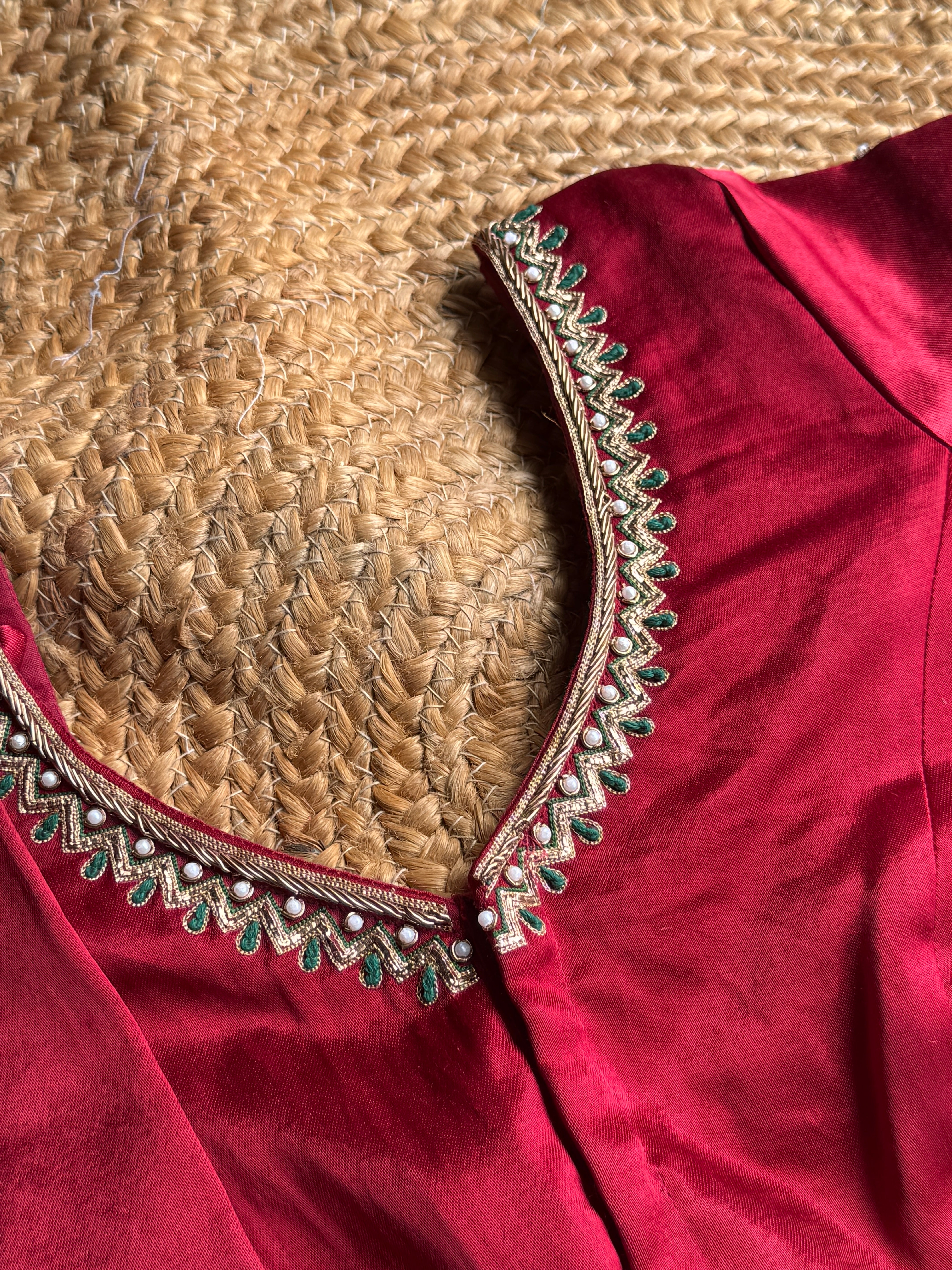 MARRON HANDWORK  ROUND V-NECK BLOUSE HANDMADEAHOLIC BY MISHKA